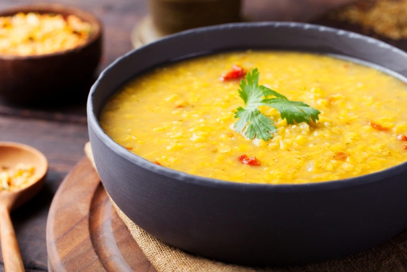 sopa de ollucos en tazón rústico