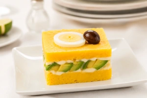 plato de causa rellena con pollo