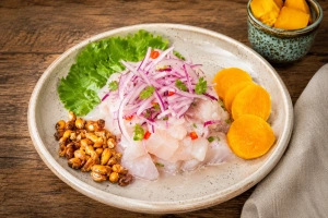 plato de ceviche de pescado con cancha serrana, camote, choclo y lechuga
