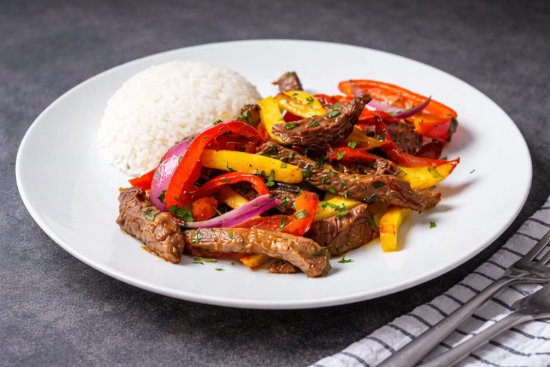 plato de lomo saltado de carne con arroz blanco
