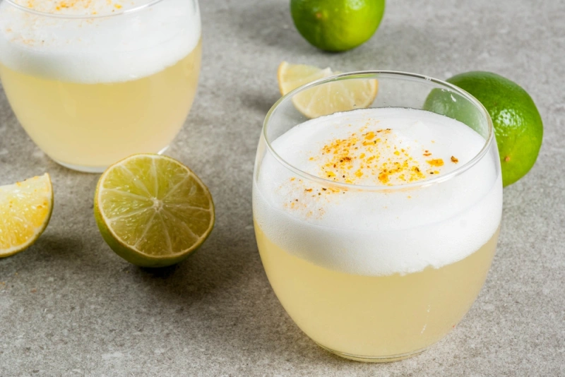 Copas de refrescante y delicioso pisco sour