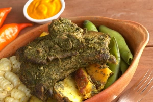plato de barro con pachamanca preparada a la olla