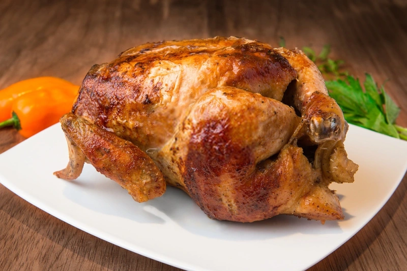plato con un pollo a la brasa
