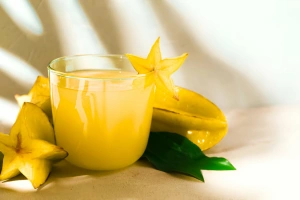 refrescante bebida de carambola servida en vaso con hielo