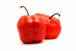 dos piezas de ají rocoto rojo fresco sobre fondo blanco