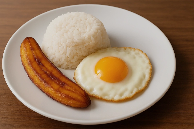 delicioso arroz a la cubana peruano con plátano y huevo frito