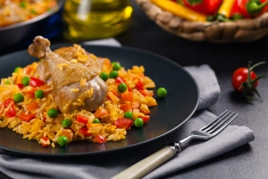 delicioso arroz a la jardinera con pollo peruano servido caliente
