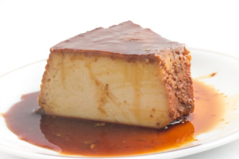 delicioso budín de pan casero con caramelo dorado y cremoso