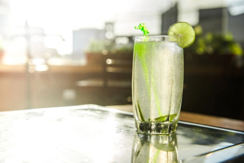 refrescante chilcano de pisco con rodaja de limón y hielo