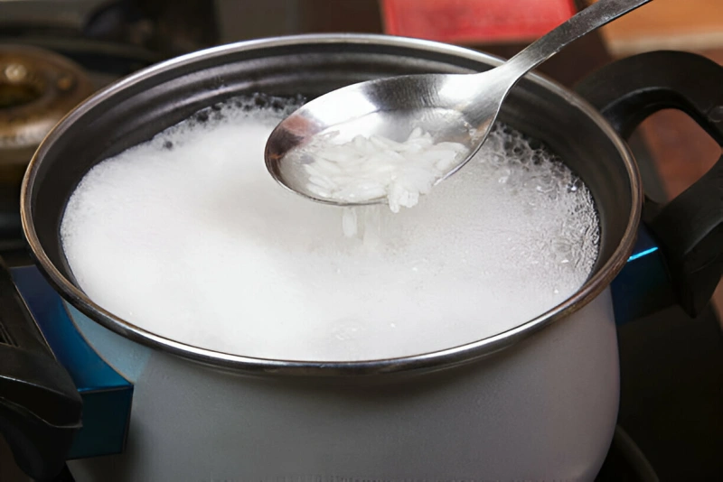delicioso arroz blanco peruano en olla cocinándose