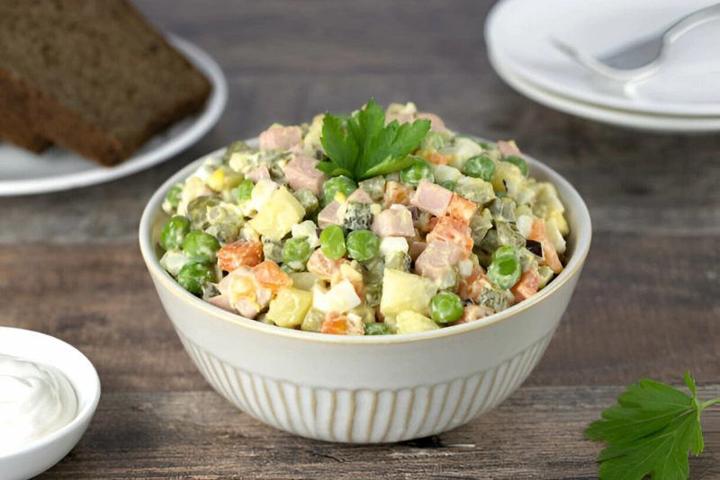 deliciosa ensalada rusa peruana con papas y verduras frescas