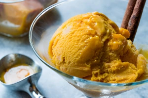 copa con delicioso helado de lúcuma casero cremoso y refrescante