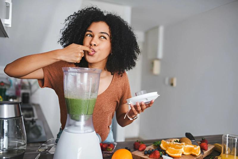 delicioso jugo verde fresco en licuadora por frank suarez