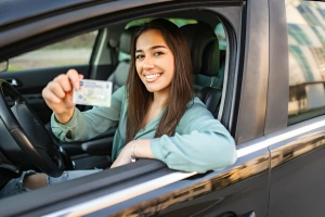 persona sosteniendo una licencia de conducir peruana nueva