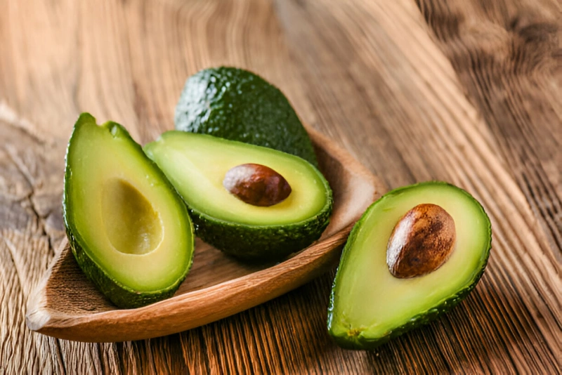 palta peruana fresca y deliciosa sobre un plato y cortada por la mitad
