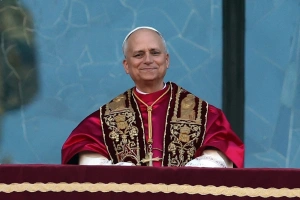 imagen de el papa león xiv robert francis prevost sonriente