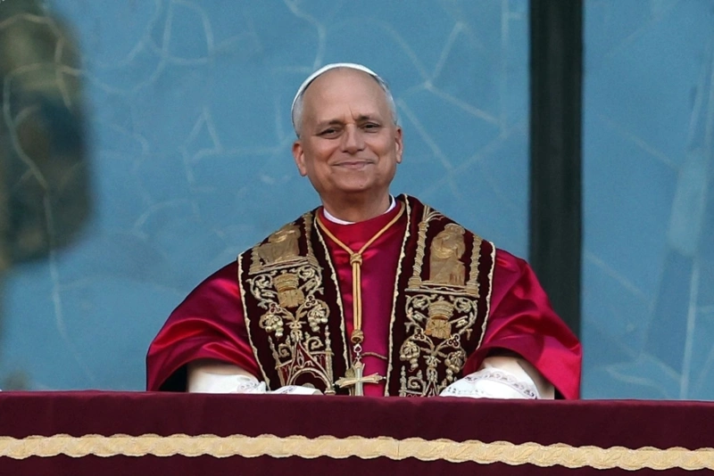 imagen de el papa león xiv robert francis prevost sonriente