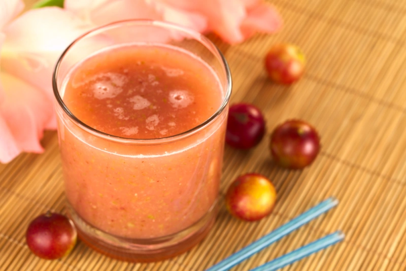 delicioso refresco de camu camu servido en un vaso cristalino