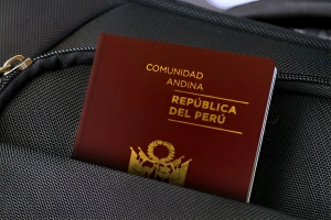 imagen del pasaporte peruano en una mochila de viaje