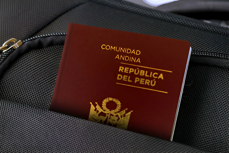 imagen del pasaporte peruano en una mochila de viaje