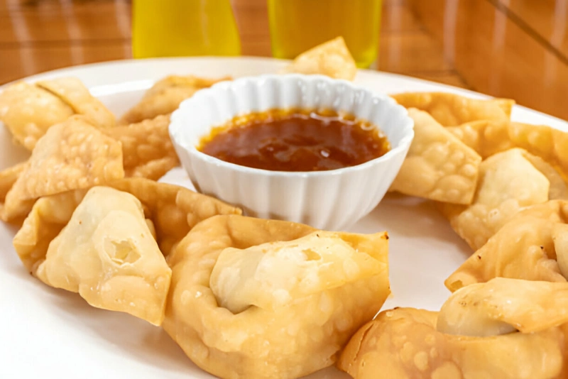 crujientes wantanes fritos dorados y rellenos deliciosos