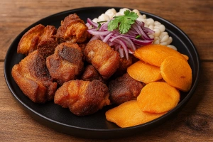 delicioso chicharrón de chancho peruano dorado y crujiente