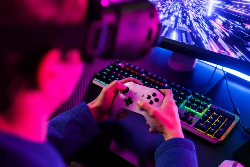 persona jugando videojuegos con control en manos