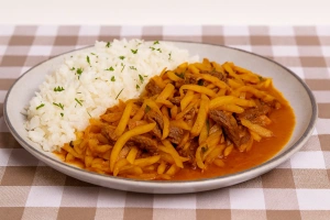 delicioso olluquito con carne servido en un plato con arroz blanco