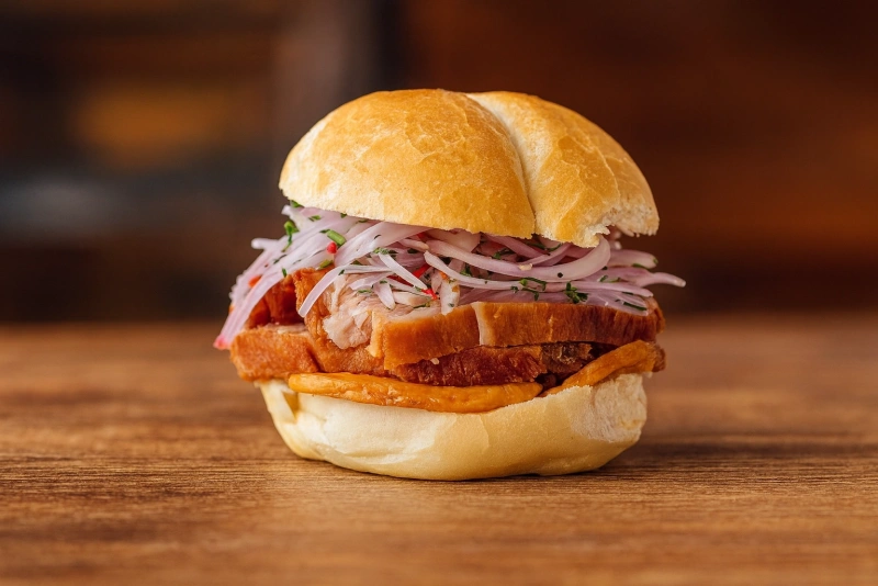 delicioso pan con chicharrón crocante y jugoso