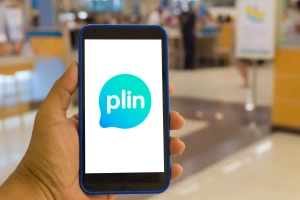 mano sosteniendo un celular con la app plin
