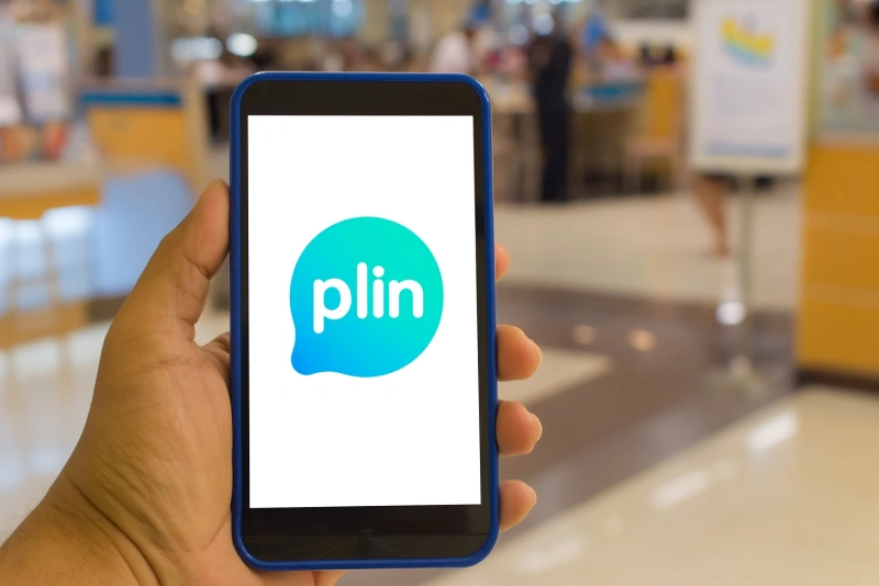 mano sosteniendo un celular con la app plin