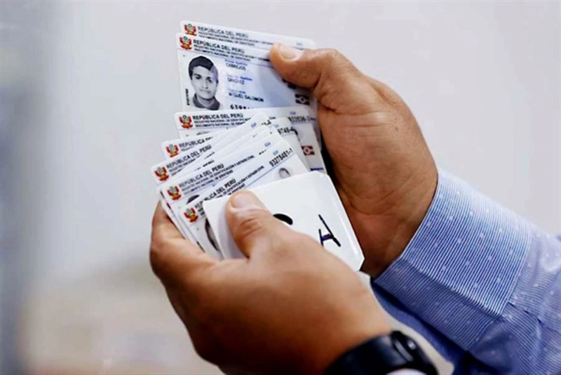 personas usando sus dni electrónicos en una oficina de reniec
