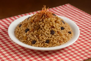 Delicioso arroz árabe con frutos secos y especias exóticas