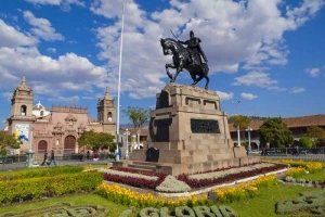 Vista panorámica de la geografía montañosa de Ayacucho