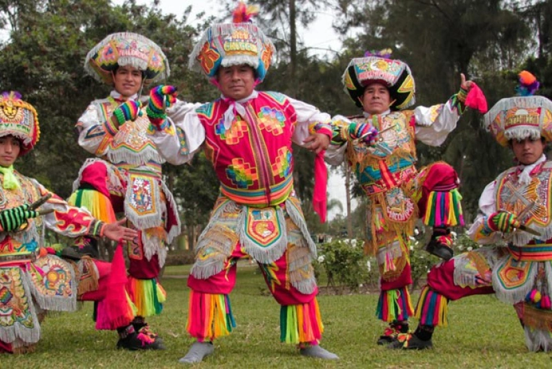 bailarín de la danza de las tijeras en pleno movimiento