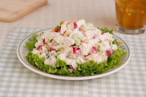 Ensalada de manzana fresca con ingredientes coloridos