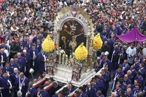 multitud en la procesión del señor de los milagros en lima