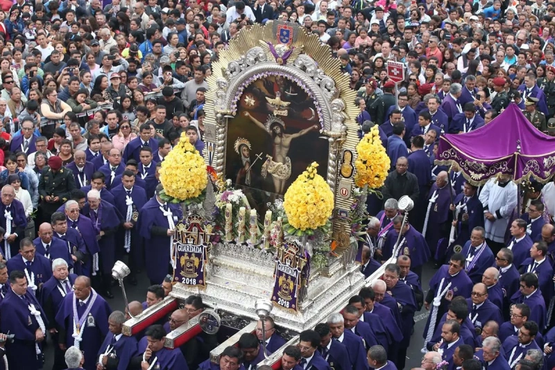 multitud en la procesión del señor de los milagros en lima