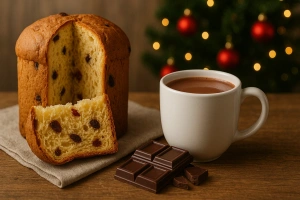 Mesa navideña peruana con chocolate caliente y panetón