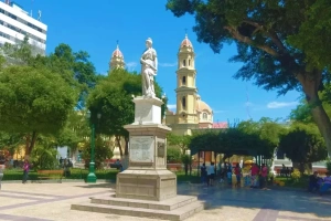 Vista panorámica de la plaza de armas de Piura con su paisaje y arquitectura única