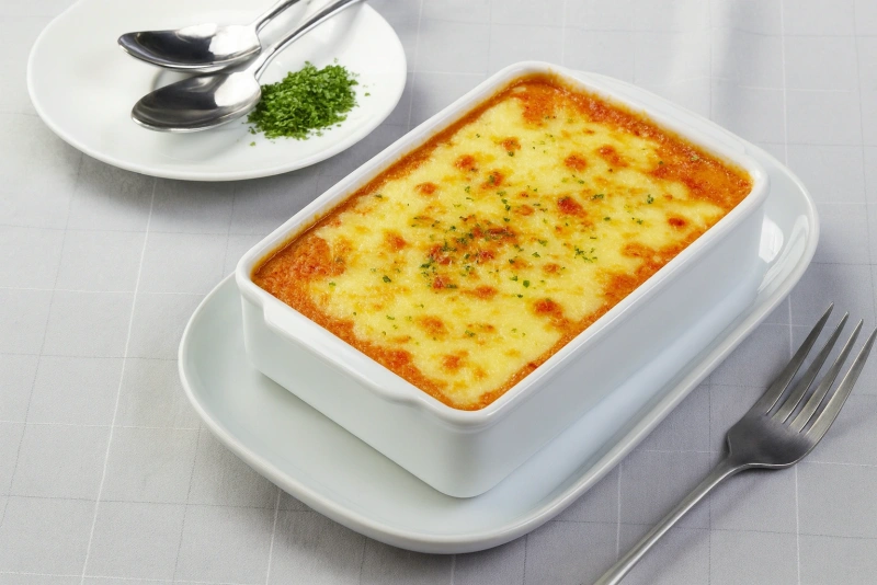 Pastel de papa navideño dorado y delicioso en una fuente