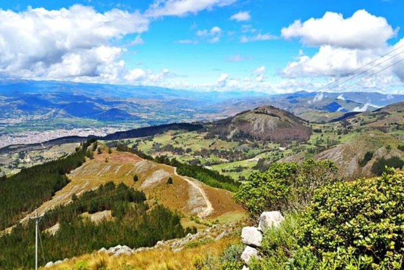 Vista panorámica de los paisajes montañosos de Cajamarca