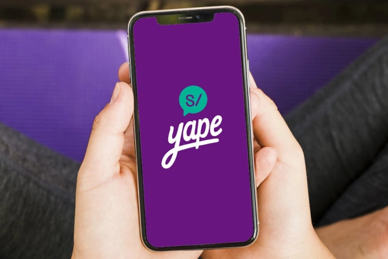 Persona desinstalando Yape de su smartphone paso a paso