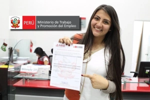 Persona tramitando Certificado Único Laboral en computadora