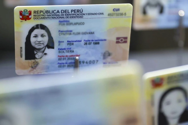 Persona revisando su DNI para corregir errores de nombres