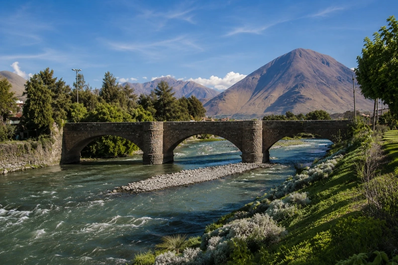 Paisaje montañoso y ríos en la geografía de Huánuco