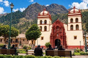 Plaza de armas y catedral de Huancavelica Perú