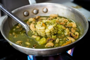 sartén con aguadito de pollo