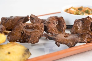 plato anticuchos de corazón