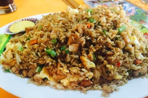 plato de chaufa de pescado